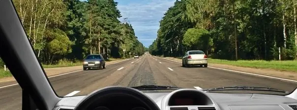Дорожная ситуация: Можно ли Вам продолжить движение по средней полосе после опережения автомобиля, движущегося по правой полосе?