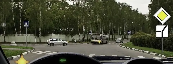Дорожная ситуация: Кому Вы должны уступить дорогу при повороте налево?