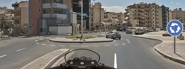 Дорожная ситуация: Обязаны ли Вы включить указатели правого поворота перед въездом на этот перекрёсток?