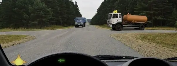 Дорожная ситуация: Вы намерены повернуть налево. Ваши действия?
