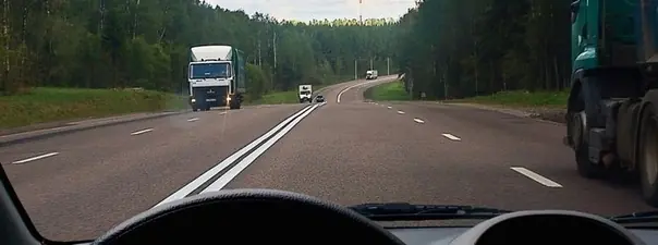 Дорожная ситуация: Можно ли Вам после опережения грузового автомобиля продолжить движение по левой полосе вне населенных пунктов?