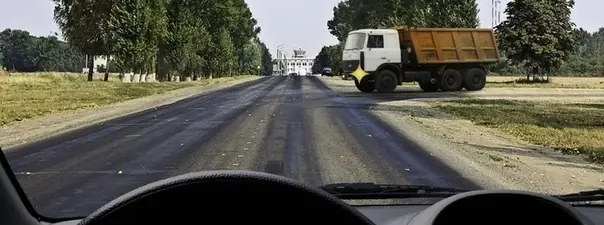Дорожная ситуация: Как Вам следует поступить при движении в прямом направлении?