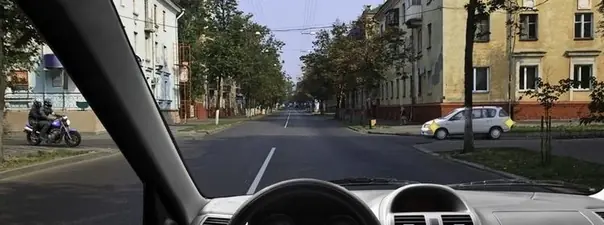 Дорожная ситуация: Вы намерены продолжить движение в прямом направлении. Ваши действия?