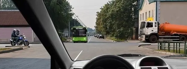 Дорожная ситуация: Кто имеет право проехать перекресток первым, если все намерены двигаться прямо?