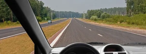 Дорожная ситуация: По какой полосе Вы имеете право двигаться с максимальной разрешенной скоростью вне населенного пункта?