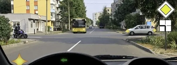 Дорожная ситуация: Вы намерены повернуть налево. Кому Вы обязаны уступить дорогу?