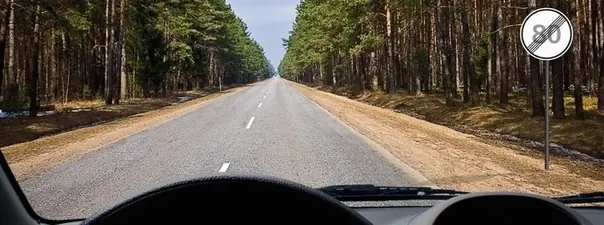 Дорожная ситуация: С какой максимальной скоростью Вы имеете право продолжить движение на легковом автомобиле с прицепом вне населенного пункта?