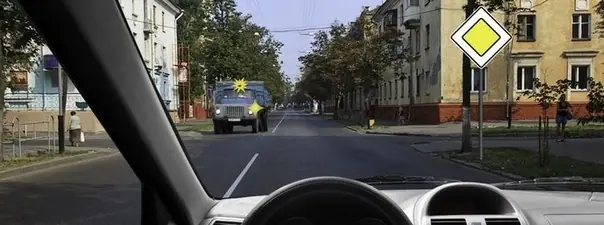 Дорожная ситуация: Вы намерены проехать перекрёсток в прямом направлении. В данной ситуации: