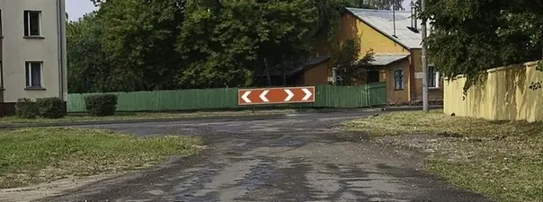 Дорожная ситуация: Этот знак: