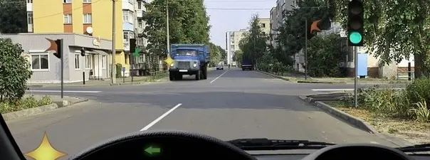 Дорожная ситуация: В каком случае Вы обязаны уступить дорогу грузовому автомобилю?