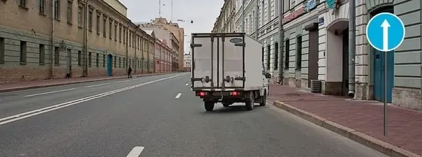 Дорожная ситуация: Какую ошибку совершает водитель, въезжающий во двор?