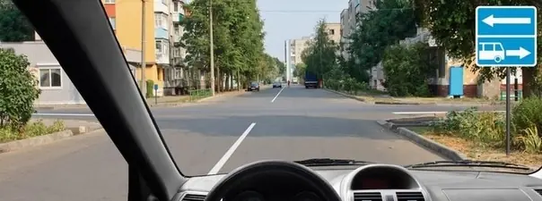 Дорожная ситуация: В каких направлениях Вам можно продолжить движение на перекрёстке?