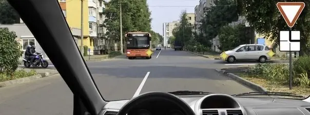 Дорожная ситуация: При движении прямо Вы обязаны уступить дорогу: