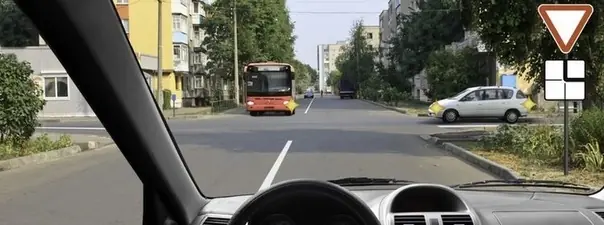Дорожная ситуация: Кому Вы обязаны уступить дорогу при движении в прямом направлении?