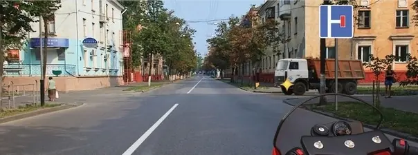 Дорожная ситуация: Вы намерены продолжить движение в прямом направлении. Ваши действия?