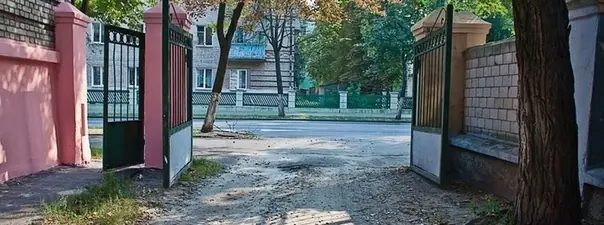Дорожная ситуация: Выезд из двора или с другой прилегающей территории: