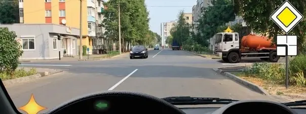 Дорожная ситуация: Как Вам следует поступить при повороте налево?