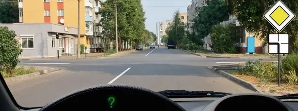 Дорожная ситуация: Вы намерены продолжить движение по главной дороге. Обязаны ли Вы включить указатели левого поворота?