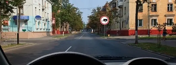 Дорожная ситуация: Разрешено ли Вам при управлении легковым автомобилем с прицепом продолжить движение в прямом направлении?