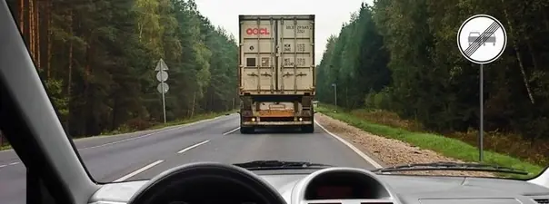 Дорожная ситуация: При движении по двухполосной дороге за грузовым автомобилем у Вас появилась возможность совершить обгон. Ваши действия?