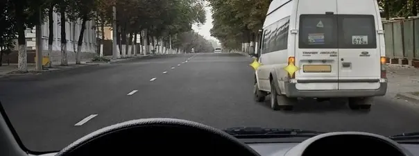 Дорожная ситуация: Обязаны ли Вы уступить дорогу маршрутному транспортному средству, отъезжающему от тротуара, где нет обозначенного места остановки ?