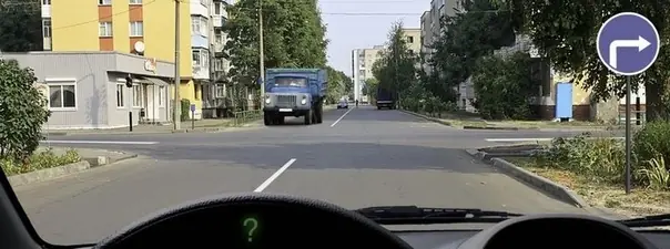 Дорожная ситуация: Обязаны ли Вы включить указатели поворота в данной ситуации?