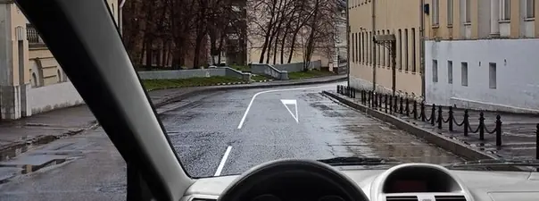 Дорожная ситуация: Разметка в виде треугольника на полосе движения: