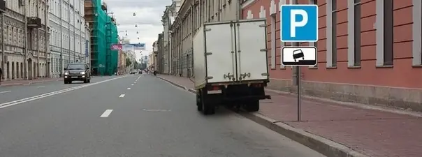 Дорожная ситуация: Можно ли водителю поставить грузовой автомобиль на стоянку в этом месте указанным способом?