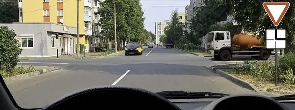 Дорожная ситуация: Вы обязаны уступить дорогу при движении прямо: