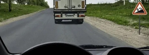 Дорожная ситуация: Разрешается ли Вам обогнать грузовой автомобиль в конце подъема?