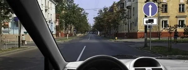 Дорожная ситуация: В каком направлении Вам можно продолжить движение на легковом автомобиле?