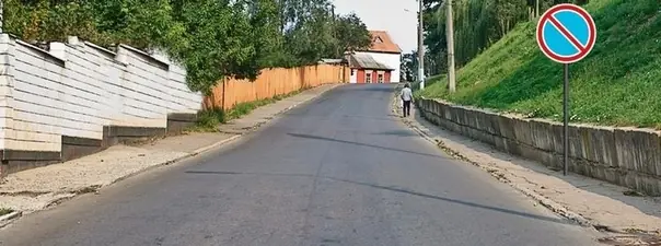 Дорожная ситуация: Разрешено ли осуществлять посадку (высадку) пассажиров либо загрузку (разгрузку) транспортного средства в зоне действия этого знака?