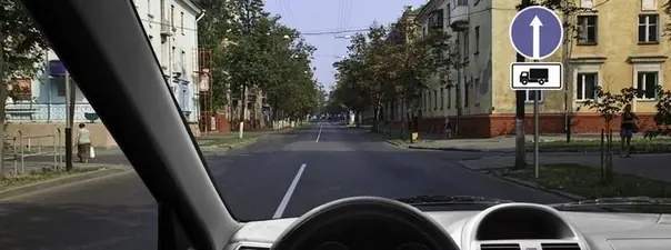 Дорожная ситуация: Вам разрешено продолжить движение на грузовом автомобиле с разрешенной максимальной массой не более 3,5 т:
