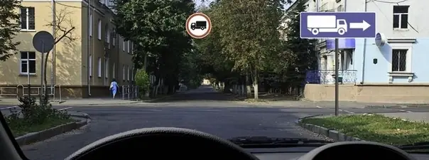Дорожная ситуация: Вы управляете грузовым автомобилем с разрешённой максимальной массой не более 3,5 т. В каком направлении Вам разрешено дальнейшее движение?