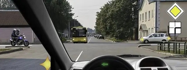 Дорожная ситуация: Вы намерены повернуть налево. Кому Вы обязаны уступить дорогу?