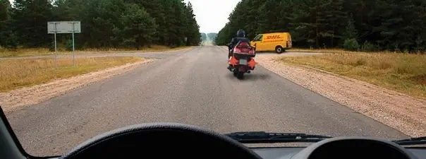 Дорожная ситуация: Разрешено ли Вам обогнать мотоцикл?