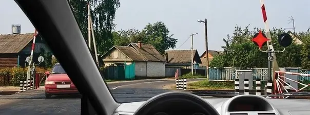Дорожная ситуация: Разрешён ли Вам въезд на железнодорожный переезд в данной ситуации?