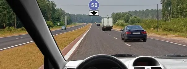 Дорожная ситуация: С какой скоростью Вы можете продолжить движение вне населённого пункта по левой полосе на легковом автомобиле?