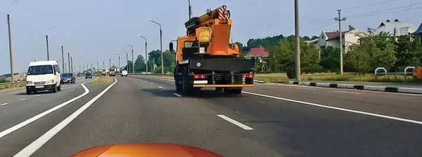 Дорожная ситуация: По какой полосе Вам можно продолжить движение в населённом пункте после опережения грузового автомобиля?