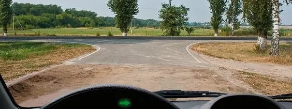 Дорожная ситуация: Выезжая с грунтовой дороги на перекресток, Вы попадаете: