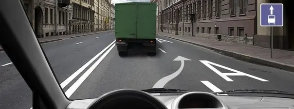 Дорожная ситуация: Разрешается ли Вам на легковом автомобиле перестроиться вправо, чтобы продолжить движение в прямом направлении?