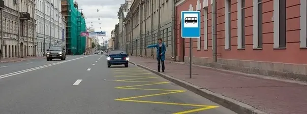 Дорожная ситуация: Разрешено ли водителю легкового автомобиля движение задним ходом для посадки пассажира?